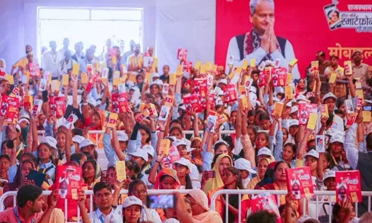 सीएम अशोक गहलोत ने महिलाओं को स्मार्ट फोन बांटे